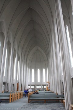 kirchenschiff der hallgrimskirkja in reykjavik