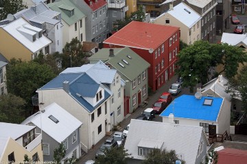 blick vom turm der hallgrimskirkja in reykjavik auf wohnhaeuser im stadtzentrum