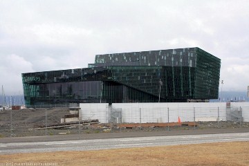 kongress- und kulturzentrum harpa beim hafen in reykjavik