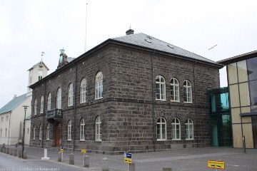 parlamentsgebaeude in reykjavik