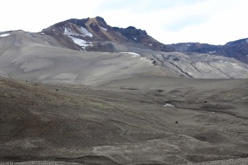 auf dem askja-drekagil trail entlang des oeskjuvatn