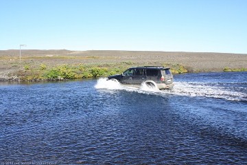 unser mitsubishi pajero in der furt der F88