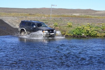 unser mitsubishi pajero in der furt der F88