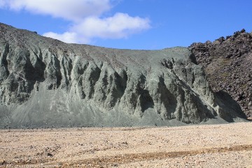 gruenliche gesteinsformation bei landmannalaugar
