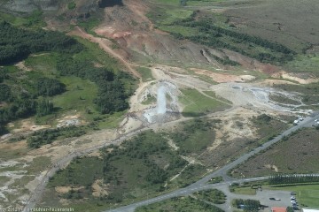 blick aus der luft auf den geysir