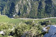 der verdon ist im sommer ein beliebter fluss für wildwasser-fahrten.