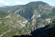 blick von der südkante auf die strasse D952 auf der nordseite der schlucht.