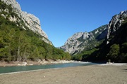 sandbank am ufer des verdon.