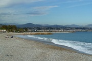 sandstrand mit cagnes-sur-mer im hintergrund.