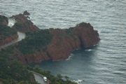 typischer, roter fels an der küste bei anthéor-cap-roux.