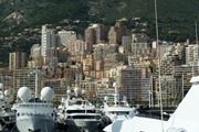 yachten im port hercule mit stadtteil la condamine im hintergrund.