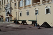 wachsoldat und kanonen vor dem palais princier.