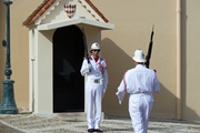 wachablösung vor dem palais princier.