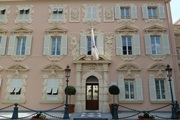 fassade auf der ostseite des place du palais.