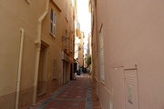 schmale gasse in der altstadt beim palast.