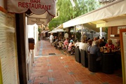 strassenrestaurant in der altstadt beim palast.