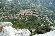 blick vom baou de saint-jeannet auf das bergdorf.
