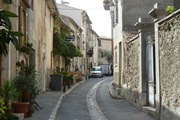 strasse im bergdorf.