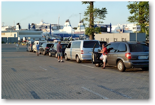 unser VW bus im ueberseehafen travemuende