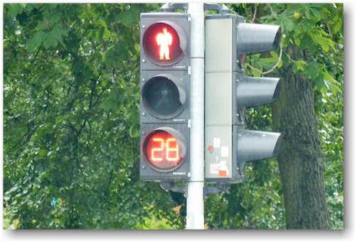 verkehrsampel in tallinn mit countdown bei rot