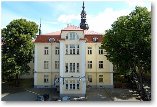 gebaeude der griechischen botschaft, blick von der stadtmauer um die altstadt von tallinn