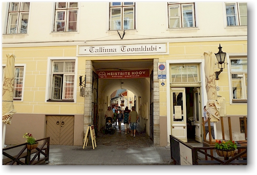 durchgang zum meisterhof (meistrite hoov) in der altstadt von tallinn