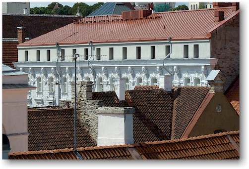 reich dekorierte fassade an einem haus in der altstadt von tallinn