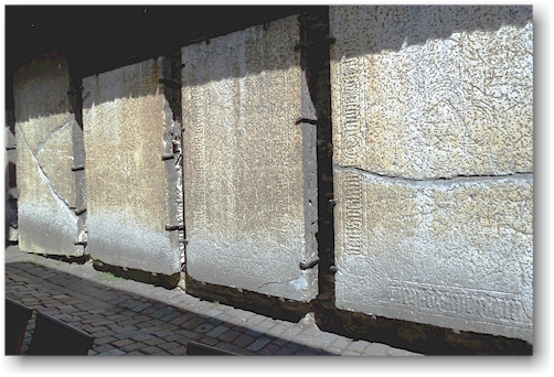 grabplatten in der gasse katariina kaeik in der altstadt von tallinn