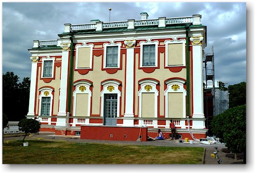 frisch renovierte schlossfassade im kadrioru park in tallinn