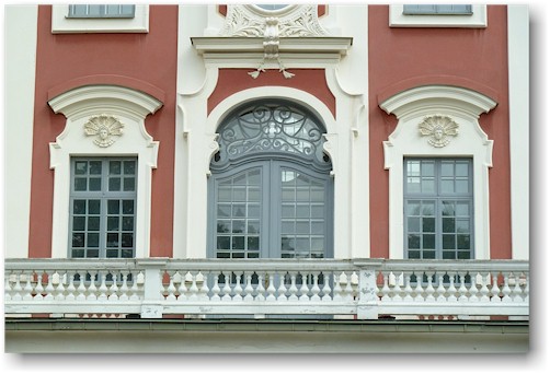 reich dekorierte schlossfenster im kadrioru park in tallinn