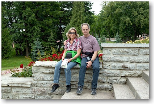 susanne und reto im rosengarten des kadrioru park in tallinn