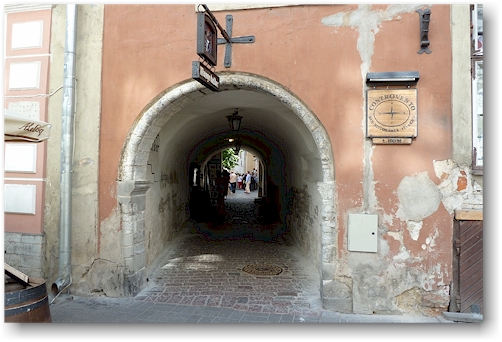 durchgang munga kelder in der altstadt von tallinn