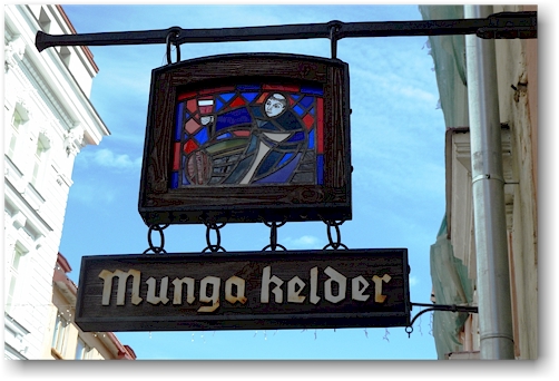 schild munga kelder in der altstadt von tallinn