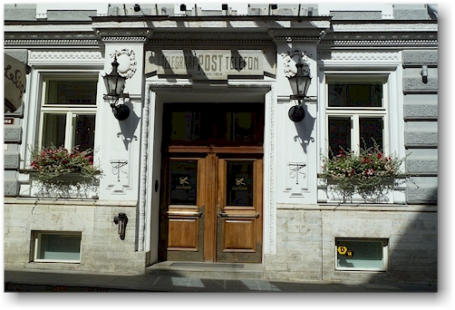 historisches postgebaeude in der altstadt von tallinn