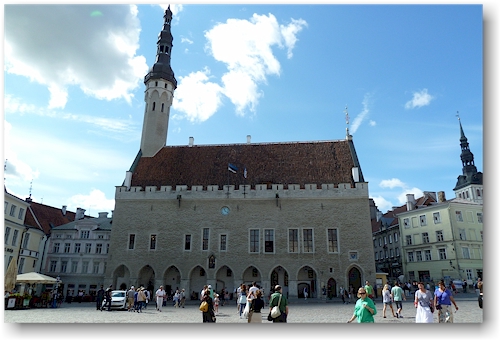 rathaus mit aussichtsturm in der altstadt von tallinn