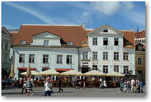 rathausplatz in der altstadt von tallinn
