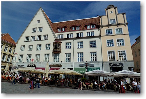 rathausplatz in der altstadt von tallinn