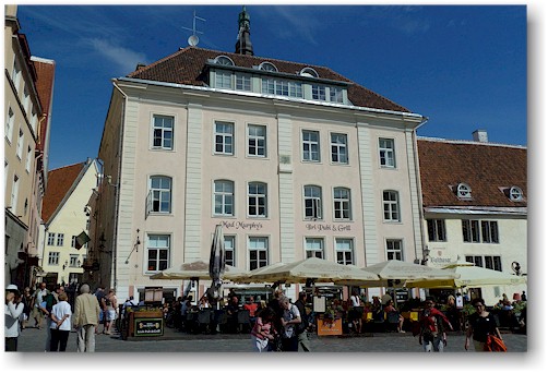 rathausplatz in der altstadt von tallinn