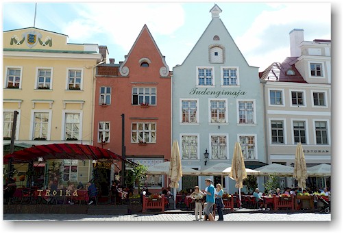rathausplatz in der altstadt von tallinn