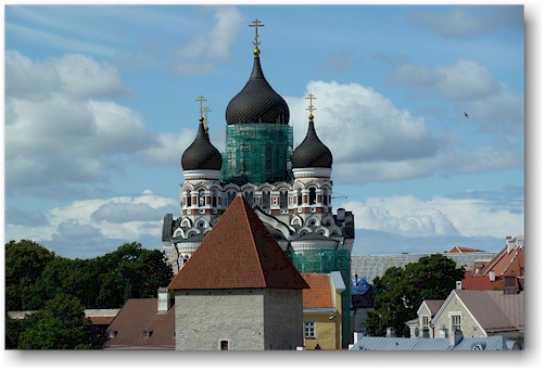 aussicht vom rathausturm in tallinn auf die aleksander nevski katedraal