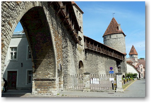 stadtmauer mit tor beim nunna torn in der altstadt von tallinn