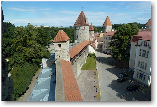blick aus dem nunna torn auf die stadtmauer um die altstadt von tallinn