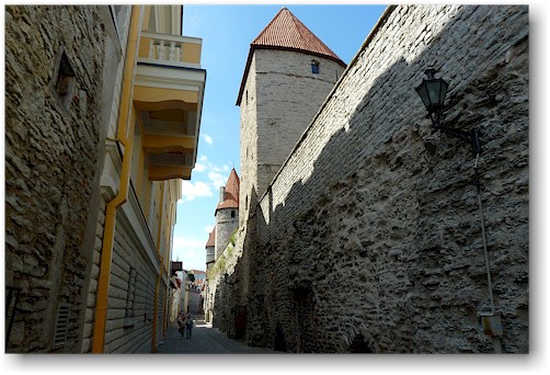 schmale gasse zwischen der stadtmauer und einer haeuserreihe in der altstadt von tallinn