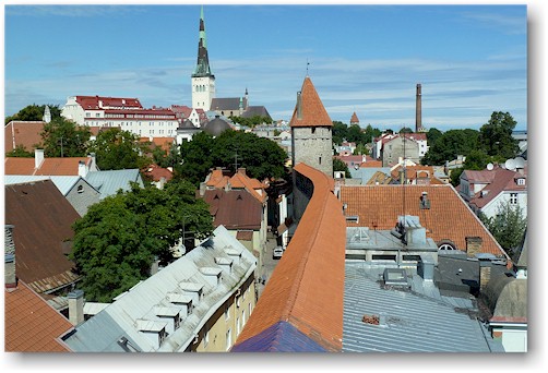 blick aus einem wehrturm auf die stadtmauer um die altstadt von tallinn