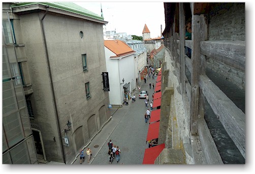 mueuerivahe - gasse in der altstadt von tallinn