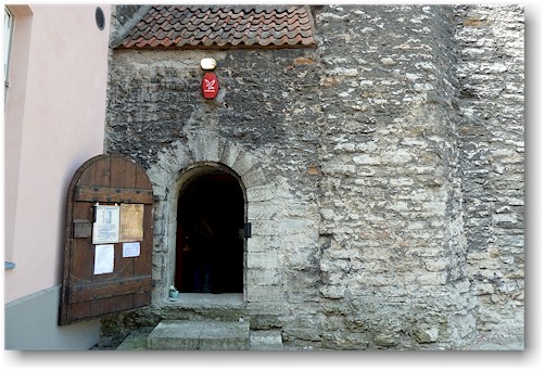 eingang zur stadtmauer im nunna torn in der altstadt von tallinn