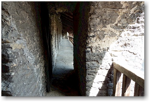 gang in der stadtmauer um die altstadt von tallinn