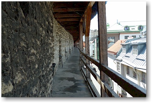 gang in der stadtmauer um die altstadt von tallinn