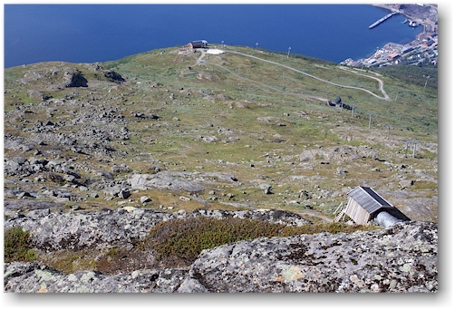 blick vom narvikfjallet auf das fjellheisrestauranten und die bergstation der gondelbahn