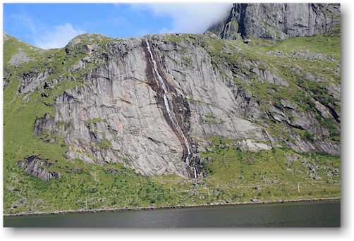 wasserfall am ufer des kjerkefjorden